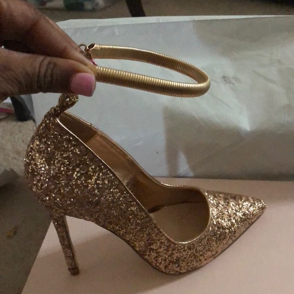 GOLD HEELS - Picture 4 of 6